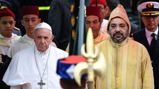 Papa Francisco es recibido por el rey Mohamed VI en su visita a Marruecos