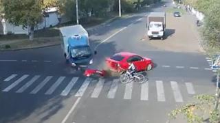 Impresionante choque entre un ciclista, un camión y un auto