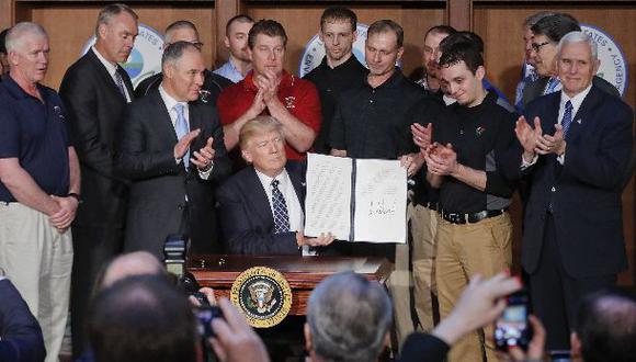 El presidente de EE.UU., Donald Trump, firm&oacute; la orden ejecutiva este martes desde la sede de la Agencia de Protecci&oacute;n Ambiental, rodeado de un grupo de mineros de carb&oacute;n. (Foto: AP)