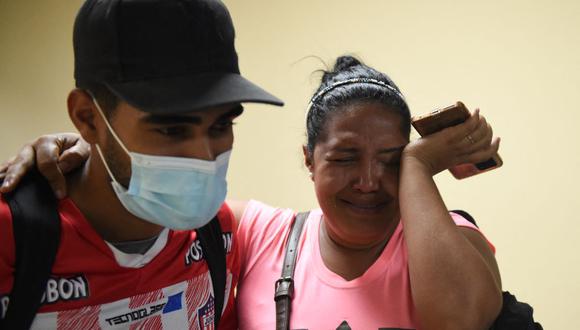 El migrante venezolano Luis Pino es recibido por una pariente a su llegada desde Panamá después de no poder cruzar a Estados Unidos. (MIGUEL ZAMBRANO / AFP).