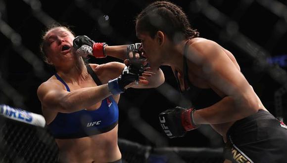 Amanda Nunes venci&oacute; a Ronda Rousey y retuvo por primera vez el t&iacute;tulo de UFC. (Foto: Getty)
