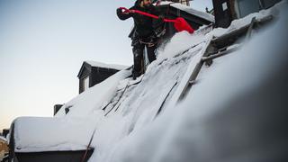 Los “barrenderos” desafían el vértigo al quitar la nieve sobre los tejados de Suecia | FOTOS