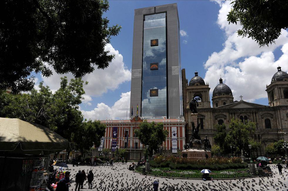 La armonía colonial de la histórica Plaza Murillo se vio interrumpida desde el 2014 con la construcción de la Casa Grande del Pueblo, una enorme mole de cristal y acero de 29 pisos que funcionó como sede del Ejecutivo de Morales. Una fuente del actual gobierno asegura que Áñez ha vuelto a sesionar en el Palacio Quemado, pero los ministerios siguen funcionando en la moderna construcción. (AFP)