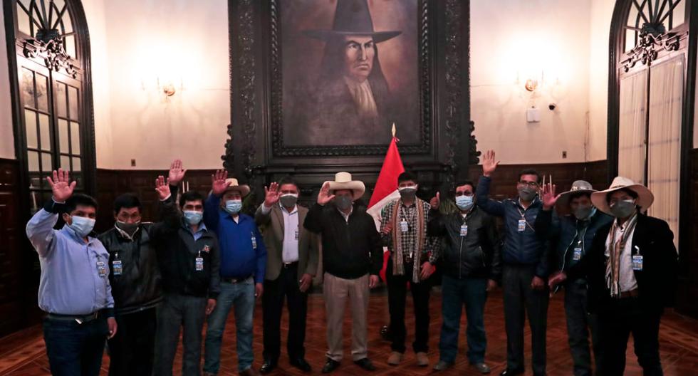 Mientras en varias zonas del Perú arrecian los conflictos mineros, en Corani (Puno) solicitan el desarrollo de la minería. En la foto, comuneros de la zona con el presidente Pedro Castillo.