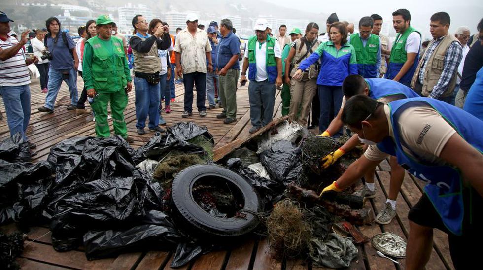 Buzos sacaron 3.5 toneladas de basura y residuos de fondo marino de la bah&iacute;a de Anc&oacute;n. (Ministerio del Ambiente)