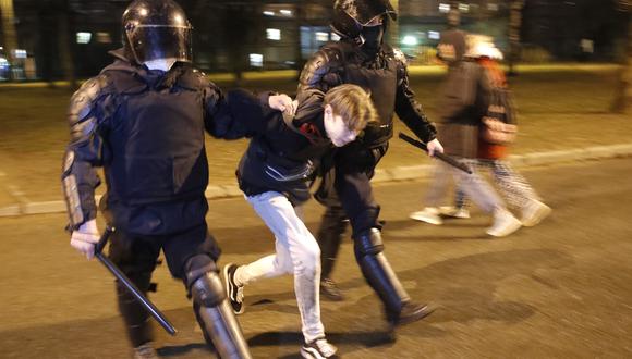Imagen de la policía deteniendo a una manifestante en San Petersburgo. (Foto: AP)