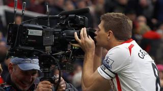 ¿Por qué Gerrard festejó gol besando una cámara de televisión?