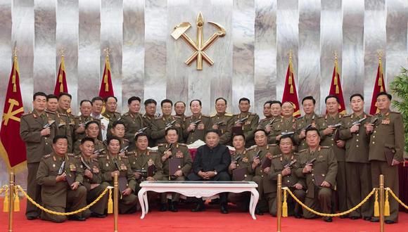 Kim Jong-un regaló pistolas a los altos mandos de su Ejército, en el 67 aniversario del final de la guerra de las dos Coreas. (Foto: EFE).