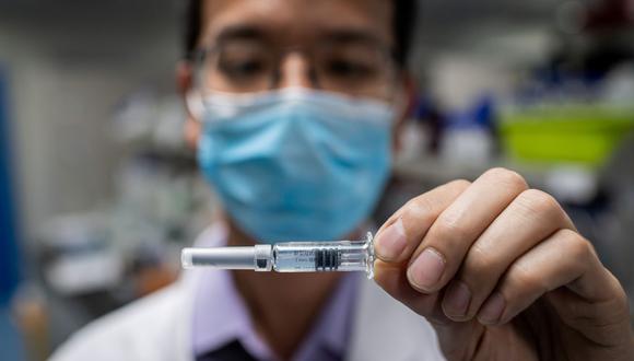 En esta imagen del 29 de abril de 2020, un ingeniero muestra una vacuna experimental para el coronavirus COVID-19 que se probó en el Laboratorio de Control de Calidad en las instalaciones de Sinovac Biotech en Beijing, China. (Foto por NICOLAS ASFOURI / AFP).