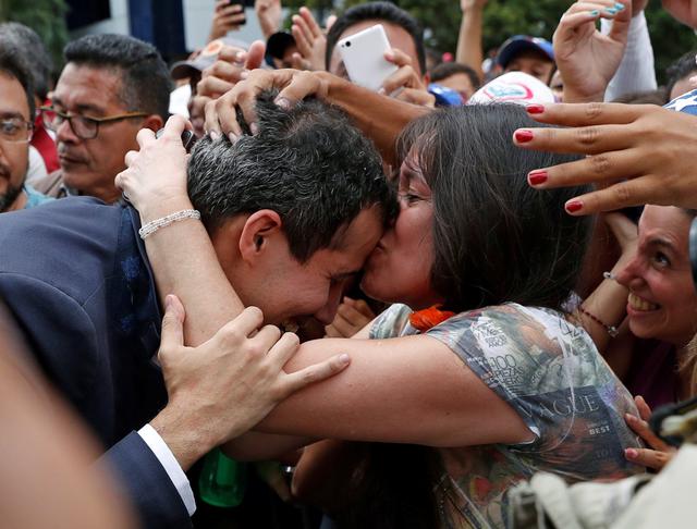 Imágenes de la reacción de los opositores venezolanos en el momento que Juan Guaidó se auto proclamara presidente encargado de Venezuela. (Reuters)