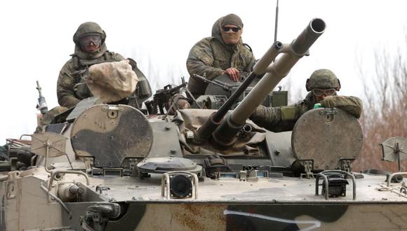Los miembros del servicio de las tropas prorrusas conducen un vehículo blindado durante el conflicto entre Ucrania y Rusia en una carretera en las afueras de la ciudad portuaria sureña de Mariupol, Ucrania.