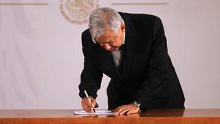 AMLO firma compromiso para no reelegirse como presidente de México