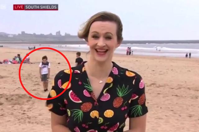 FOTO 1 DE 3 | Un video viral muestra cómo un niño se robó el show durante un reporte del clima en una playa del Reino Unido. | | Crédito: @JenBartram / Twitter. (Desliza a la izquierda para ver más fotos)