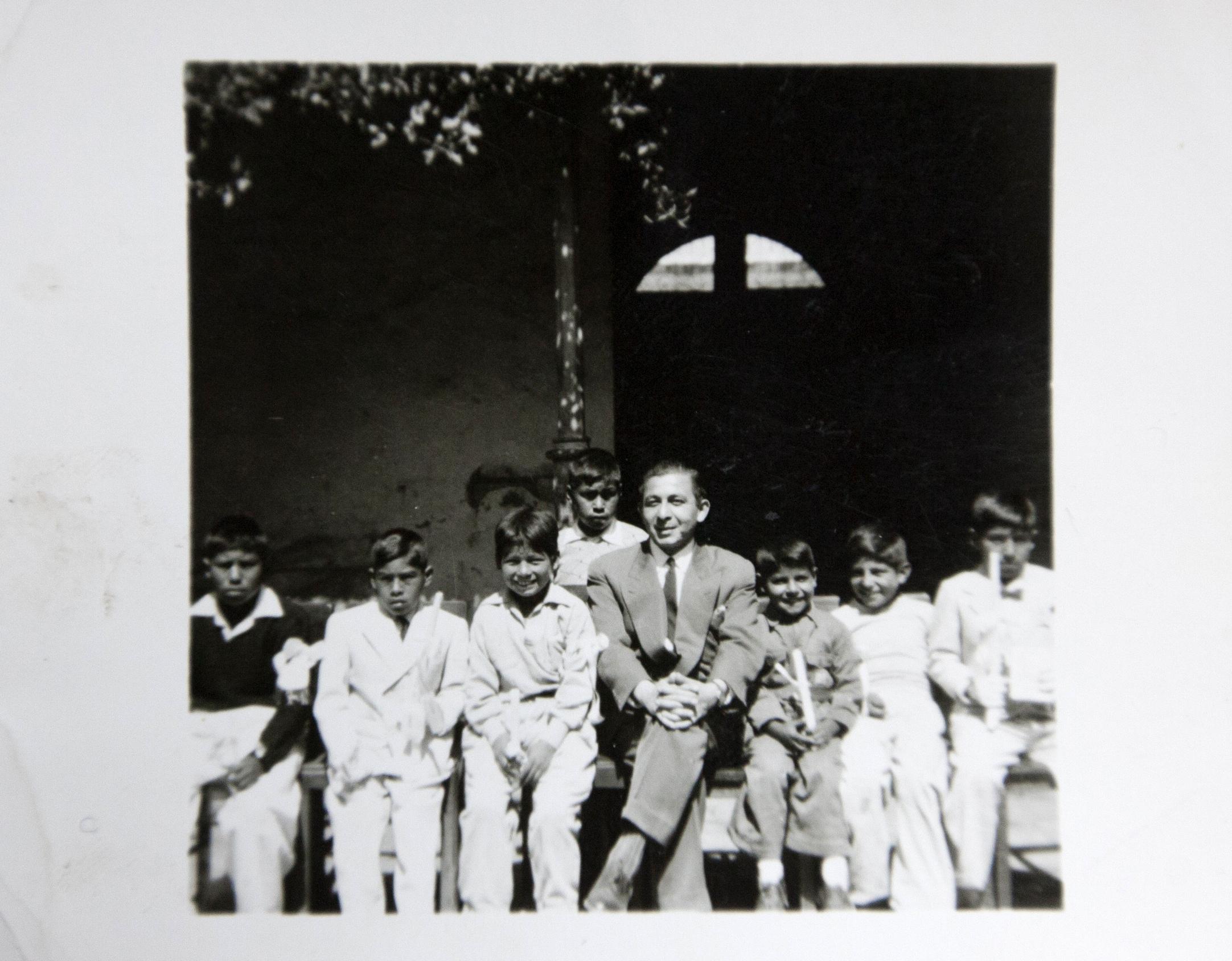 EVERARDO ZAPATA SANTILLANA AUTOR DEL LIBRO COQUITO. NACIO EN 1926 EN EL VALLE DE TAMBO, PROVINCIA DE ISLAY, DEPARTAMENTO DE AREQUIPA. REPRODUCCION. EN LA FOTO APARECE CON SUS ALUMNOS DE LA ESCUELA NUMERO 937 EN PUNTA DE BOMBON DEL AÑO 1953