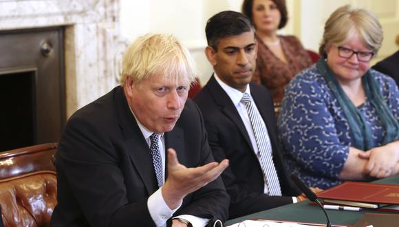 El primer ministro británico, Boris Johnson, a la izquierda, y el ministro de Hacienda británico, Rishi Sunak, al centro. (Ian Vogler/AP)