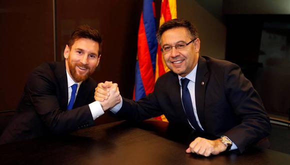El estrechón de manos de Leo Messi y Josep Bartomeu. (Foto: EFE)