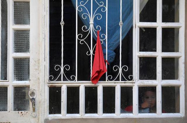 En México se ha hecho viral el que las personas pongan un pañuelo rojo en sus ventanas en caso necesiten ayuda de algún tipo. (Foto: Notigram)