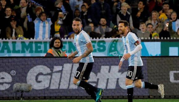 Nicolás Otamendi y Lionel Messi comparten juntos en la selección de Argentina.