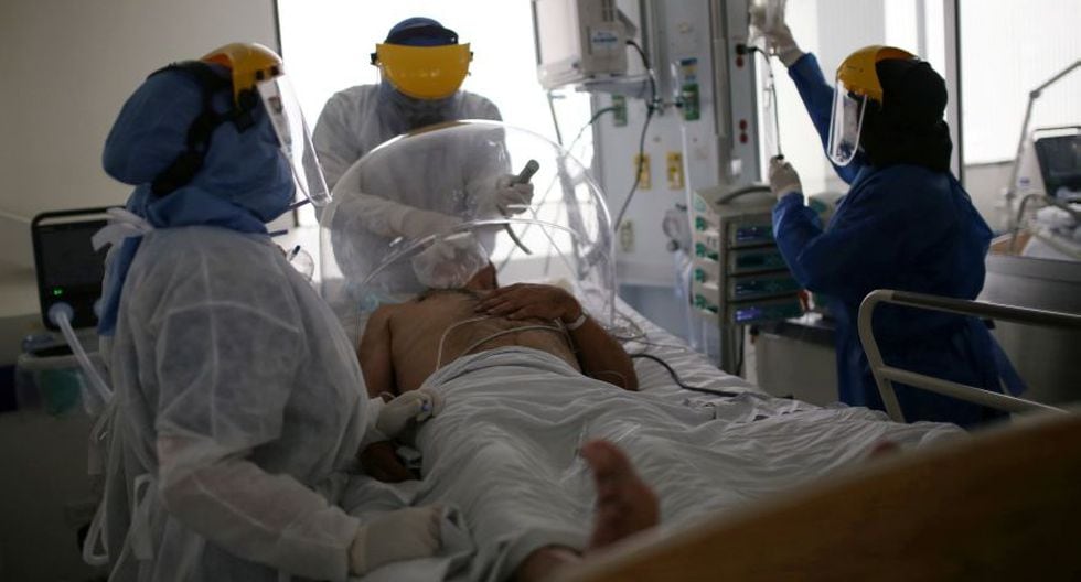 Un médico y enfermeras tratan a un paciente que padece la enfermedad por coronavirus (COVID-19) en la Unidad de Cuidados Intensivos (UCI) del hospital El Tunal en Bogotá. (REUTERS/Luisa Gonzalez).