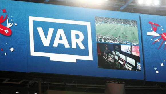 El VAR podría debutar en el fútbol peruano en las finales de la Liga 1 entre Alianza Lima y Binacional. (Foto: AFP)