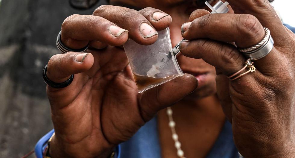 Un drogadicto prepara una dosis de heroína en el centro de Medellín, Colombia, el 17 de marzo de 2022. (JOAQUIN SARMIENTO / AFP).