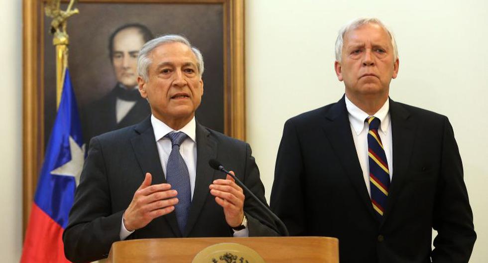 Canciller chileno, Heraldo Muñoz (i), junto a su ministro del interior, Jorge Burgos. (Foto: EFE)