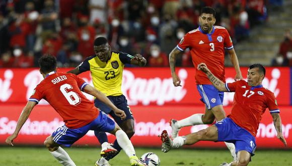Ecuador's Moises Caicedo (2nd L) shoots to score against Chile during their South American qualification football match for the FIFA World Cup Qatar 2022 at the San Carlos de Apoquindo stadium in Santiago, on November 16, 2021. (Photo by Marcelo HERNANDEZ / POOL / AFP)