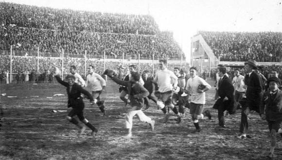 Selección uruguaya de 1930 celebrando el título. (Foto: AP)