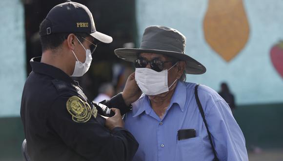 Militares y policía exigen usar mascarilla a personas en los alrededores del mercado Caquetá. (Foto: GEC)