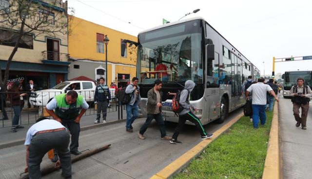Los pasajeros del bus indicaron que el conductor les señaló que todo este problema habría sido debido a una avería en el vehículo. (Foto: Lino Chipana / El Comercio)