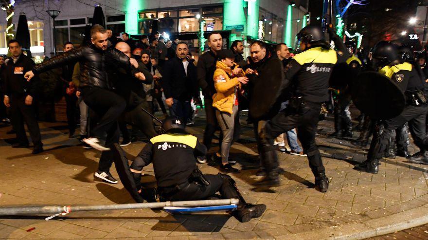 Turcos y policías holandeses se enfrentaron en Rotterdam - 7