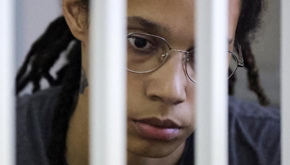 La jugadora de baloncesto Brittney Griner se sienta dentro de una jaula de acusados ​​antes del veredicto del juicio en  su contra en Rusia, el 4 de agosto de 2022.(EFE/EPA/EVGENIA NOVOZHENINA).