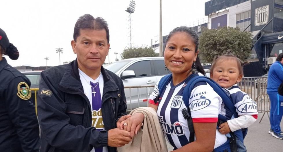 Un señor le propuso matrimonio a su pareja en la previa del partido entre Alianza Lima vs. ADT. Ambos llegaron desde el Cusco para ver al equipo de sus amores salir campeón del Clausura. (Foto: Edson Ochoa Luján / @Edochoa12)