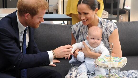 El príncipe Enrique, Meghan de Sussex y su hijo Archie. (Foto: AFP)