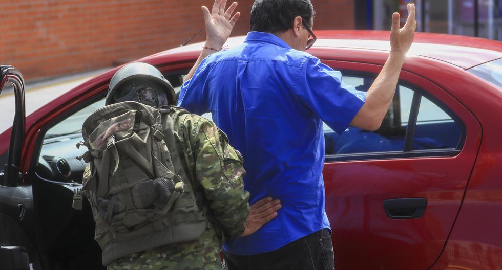 Militares ecuatorianos revisan vehículos en busca de armas, cumpliendo con el estado de excepción decretado por el presidente de Ecuador, Guillermo Lasso, tras el atentado al candidato Fernando Villavicencio. (EFE/José Jácome).