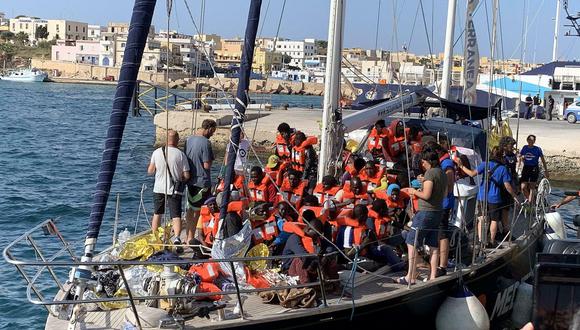 La ONG Mediterranea había denunciado que en el barco se vivía una situación insostenible, dada la falta de aseos para tantos rescatados pues el velero tiene capacidad para 18 personas. (AP)