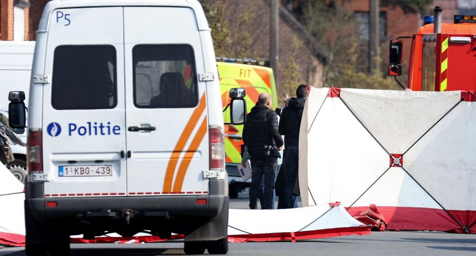 La policía coloca una sábana blanca en el sitio donde un automóvil atropelló a una multitud de asistentes a un carnaval en Bélgica. (Kenzo TRIBOUILLARD / AFP).