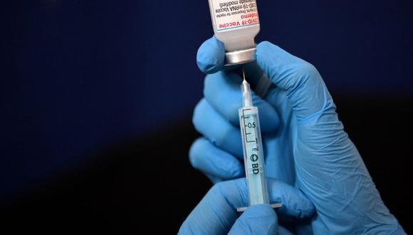 Un médico prepara una dosis de una vacuna de refuerzo Moderna contra el coronavirus en un centro de vacunación temporal de Londres el 4 de diciembre de 2021. (Daniel LEAL / AFP).