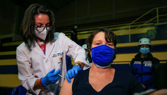 Una mujer recibe la vacuna contra la covid-19 en Quito (Ecuador). (Foto: EFE/José Jácome/Archivo).