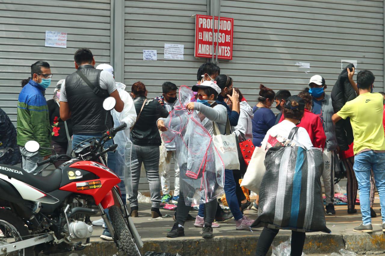 Ambulantes desalojados de Gamarra invadieron avenida Luna Pizarro a la altura del cruce con Grau desde las 8 de la mañana (Foto: Alessandro Currarino).