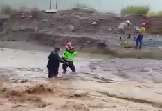 Huancavelica: policías arriesgan sus vidas para ayudar a niños y mujeres a cruzar una quebrada | VIDEO