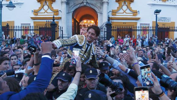 Andrés Roca Rey en hombros, aclamado por la multitud, tras salir por la Puerta del Príncipe de Sevilla (Foto: PLAZA DE TOROS DE SEVILLA – EMPRESA PAGÉS)