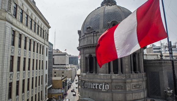 Una bandera peruana flamea frente al edificio de El Comercio. (Foto: ERNESTO BENAVIDES / AFP)