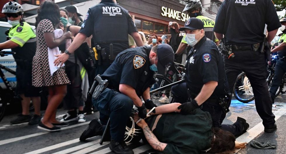 Los oficiales de policía esposan a un manifestante en el distrito de Brooklyn en Nueva York. (AFP/Angela Weiss).