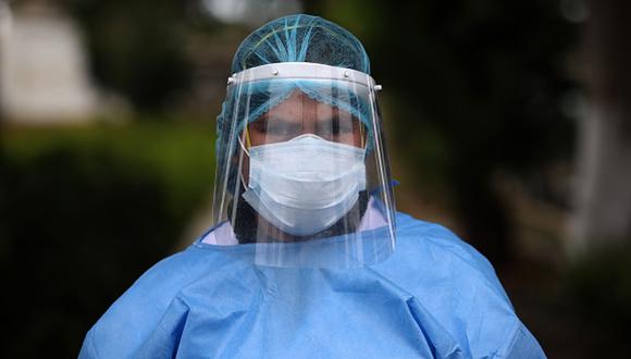 Luego de meses de inicio de la pandemia, ¿el virus del coronavirus habrá perdido agresividad? Descúbrelo en este episodio de El Comercio te informa. (Foto: Getty)