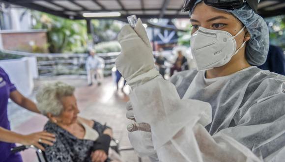 Una enfermera prepara una dosis de la vacuna Sinovac contra el coronavirus, en el hogar de ancianos Habitat en Medellín, Colombia, el 26 de febrero de 2021.  (JOAQUIN SARMIENTO / AFP).