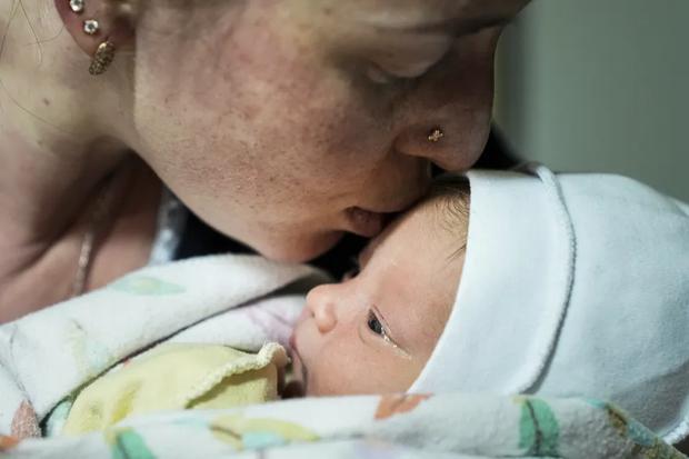 Kateryna Suharokova kisses her newborn in the basement of the maternity hospital turned medical ward and bomb shelter in Mariupol.  (Evgeny Maloletka - AP).