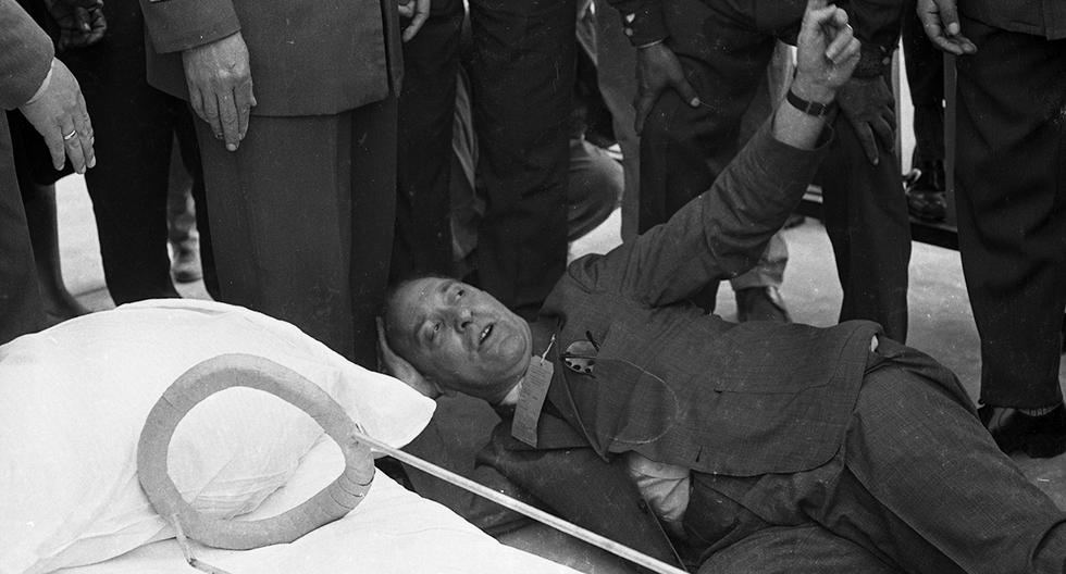 El 25 de setiembre de 1964, minutos después de que el presidente de Francia, Charles de Gaulle, arribara al Perú, el reportero gráfico de AP Francisco Mattioli cayó de una altura de dos metros, fracturándose la tibia y el peroné. El ímpetu del periodista y el exceso de un policía provocaron el grave accidente en el mismo aeropuerto Jorge Chávez. (Foto: GEC Archivo Histórico)