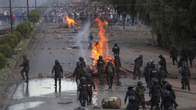 Militares y policías bloquearon el paso a cocaleros leales a Evo Morales que marchan a Cochabamba. (Foto: AP)