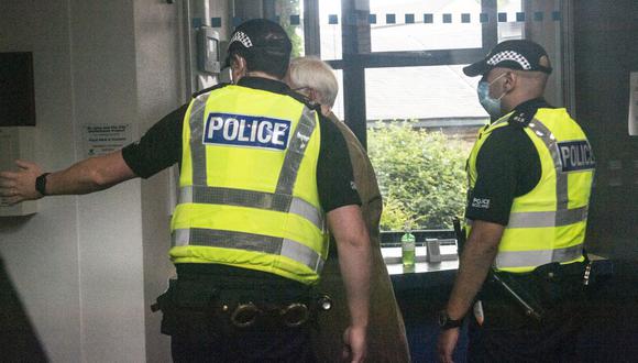El exembajador británico en Uzbekistán, Craig Murray, llega a la comisaría de policía de St Leonard en Edimburgo el 1 de agosto de 2021 para comenzar su sentencia después de que la Corte Suprema del Reino Unido se negara a escuchar su apelación para ser encarcelado durante ocho meses por desacato al tribunal. (Foto de Andy Buchanan / AFP)